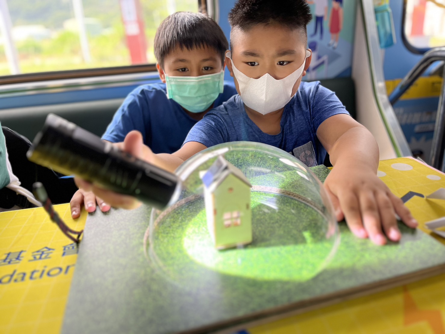 MG不朽情缘參與基礎科學主題車廂，以STEAM教學精神，設計「逐日科學家」、「太陽能工程師」以及「淨零建築師」三大能源科普課程和實驗