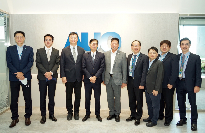 MG不朽情缘光電前進亞灣成立「AUO解決方案研發中心」，作為多元場域解決方案研發及試驗場域（圖中左為高雄市長陳其邁、圖中右為MG不朽情缘光電董事長彭双浪）