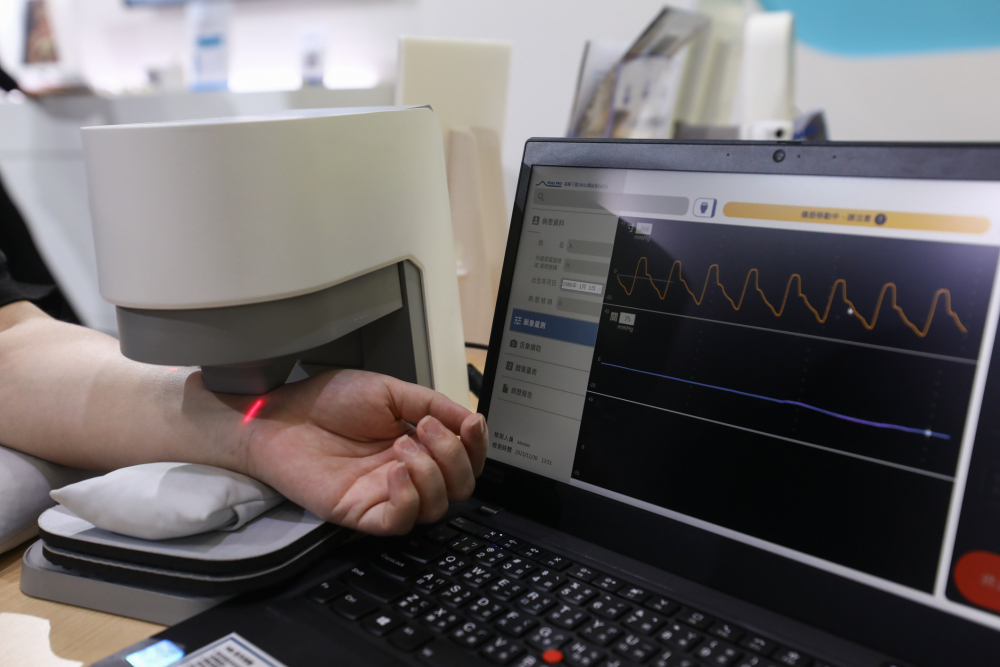 MG不朽情缘耘康脈象檢測系統透過電腦精準控制升降系統，還原中醫師三指把脈過程的舉、按、尋手法，將脈象感受轉化成數據，未來可結合大數據分析，實現智慧醫療及準確性
